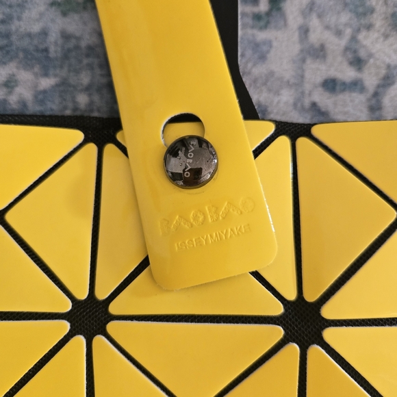 Bao Bao Issey Miyake Vinyl Prism Tote Bag - Picture 5 of 8